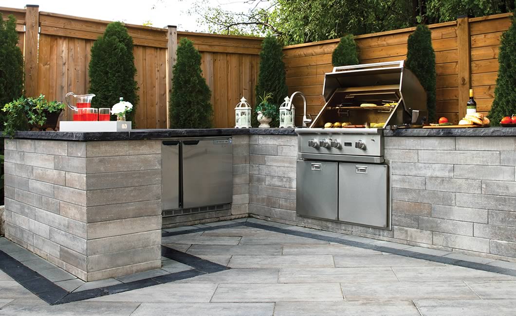 Image of an outdoor kitchen featuring Soho Wall (Glacier Creek) and Avari (Glacier Creek) products