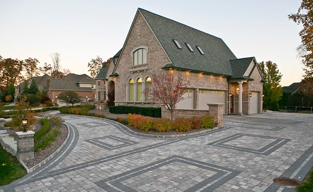 Image of a stone driveway featuring Strada Antico (Grey Mix) product with a Strada Antico (Ultra Black) border